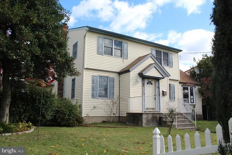 125 Oak Ave photo 1