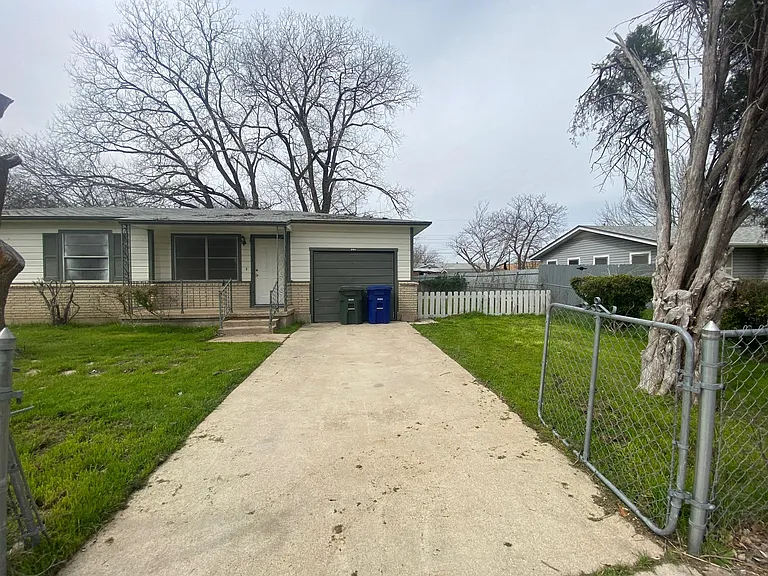 904 Mary St — Photo 2