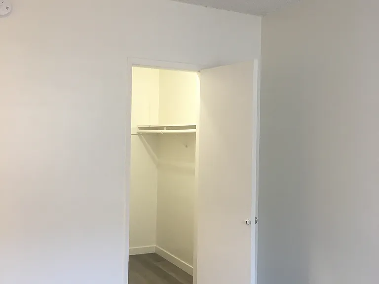 Burbank Tarzana Apartments — Photo 18