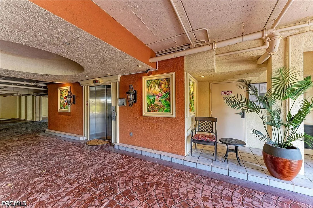 3 bed, 2.0 bath, 2306 sqft, $8,000 — Photo 3
