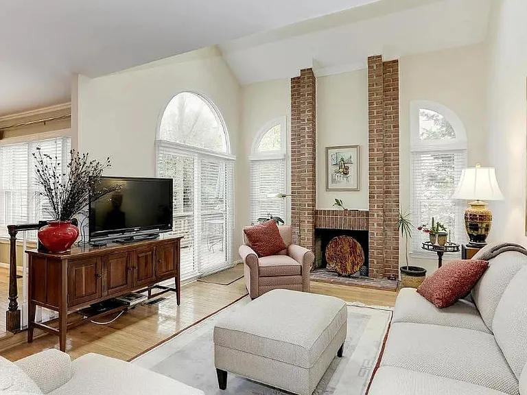 7418 Crestberry Ln — Photo 4