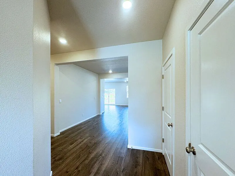 5 bed, 3.0 bath, 2535 sqft, $3,295 — Photo 3