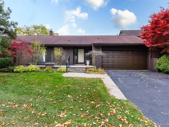 2045 Bordeaux St, West Bloomfield, MI 48323
