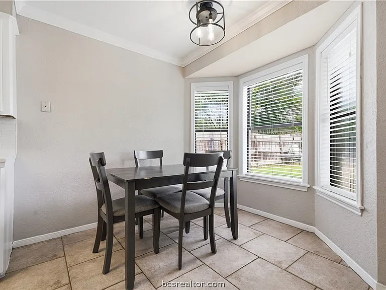 507 Lansing Ct — Photo 6