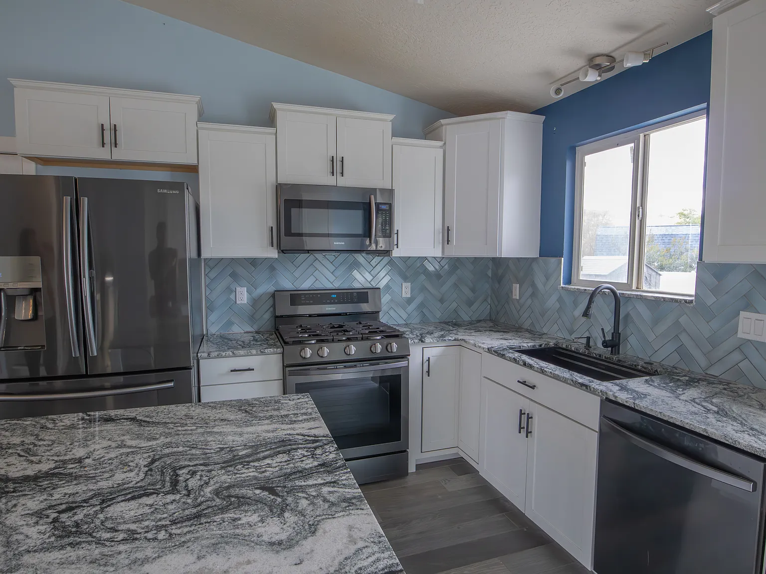 240 W 25 S - LC - 1 — Photo 3