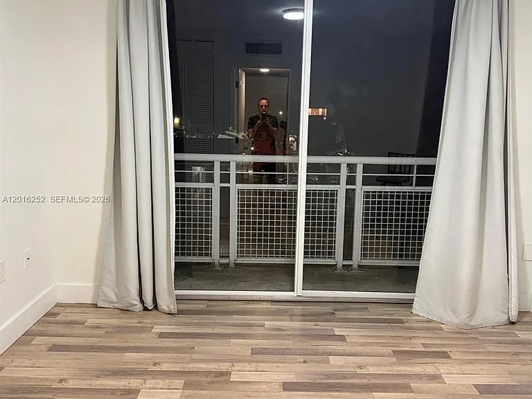 450 SW 3rd St #8 — Photo 4