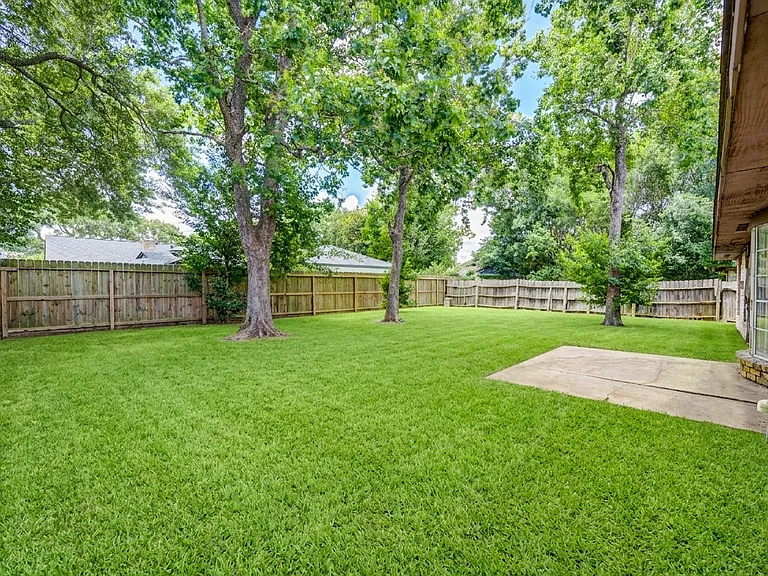 2427 Ridgemont Dr — Photo 7
