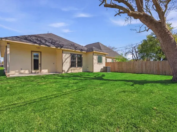 800 S 1st St, La Porte, TX 77571