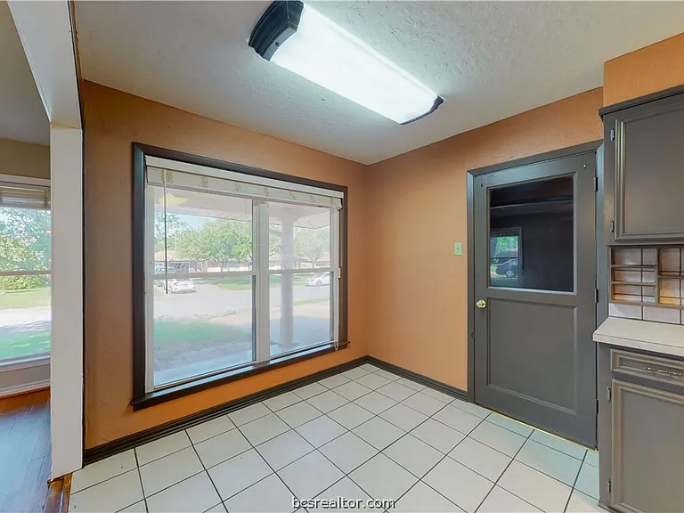 2104 Elmwood Dr — Photo 10