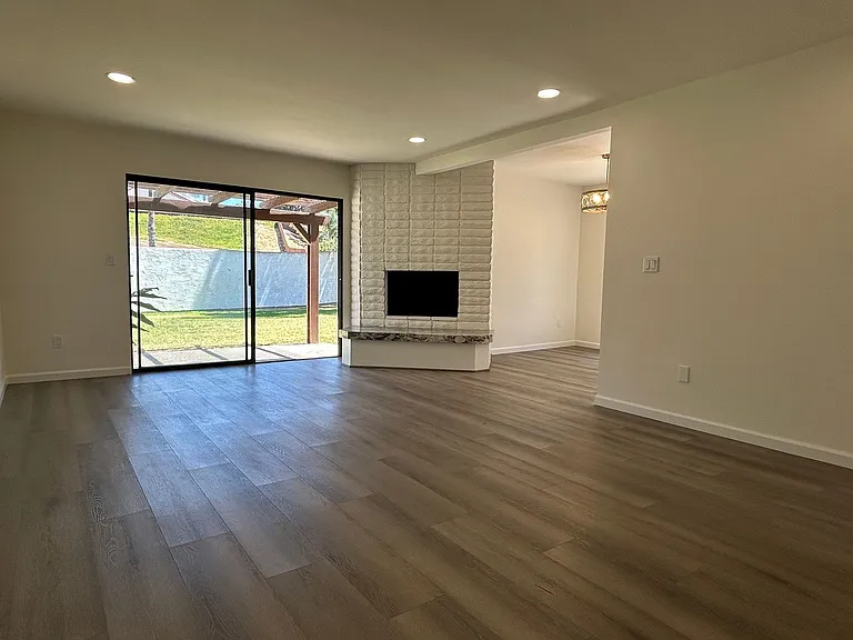 5435 Villas Dr — Photo 3