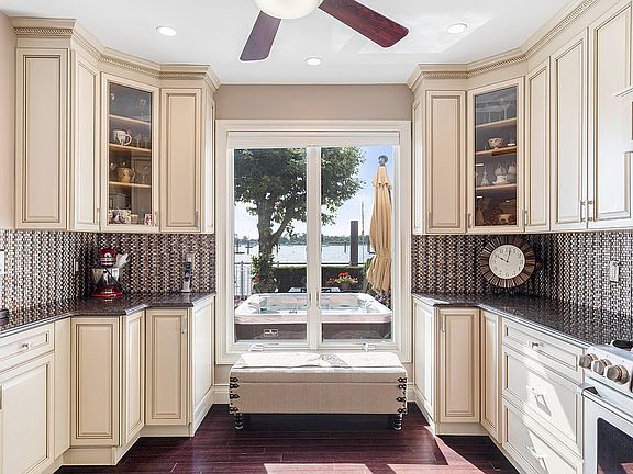 3rd image of 68 Harbour Ct