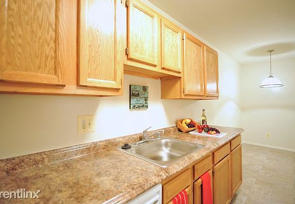 2013-10-01 _ Oakview Apartments-019