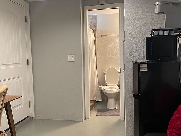 3rd image of 221 Dale Dr