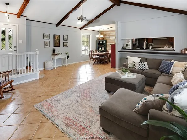 304 Brookside Dr E, Bryan, TX 77801