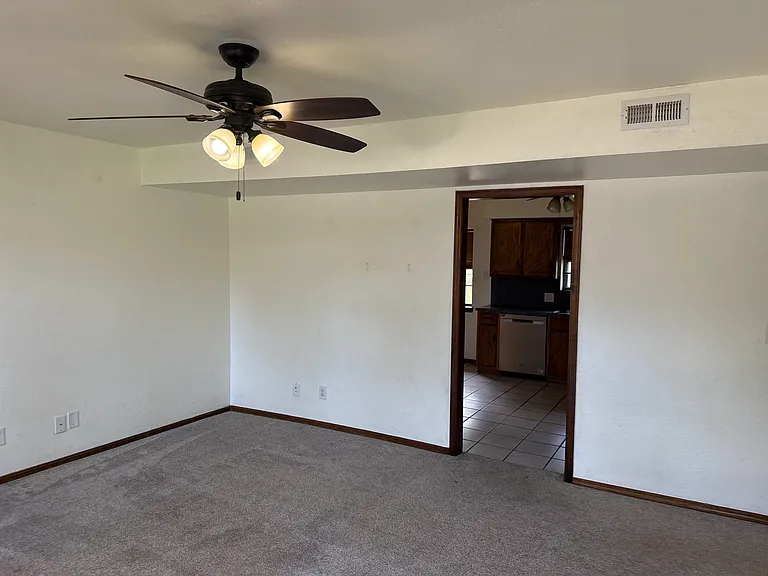 514 Lisa Ln — Photo 2