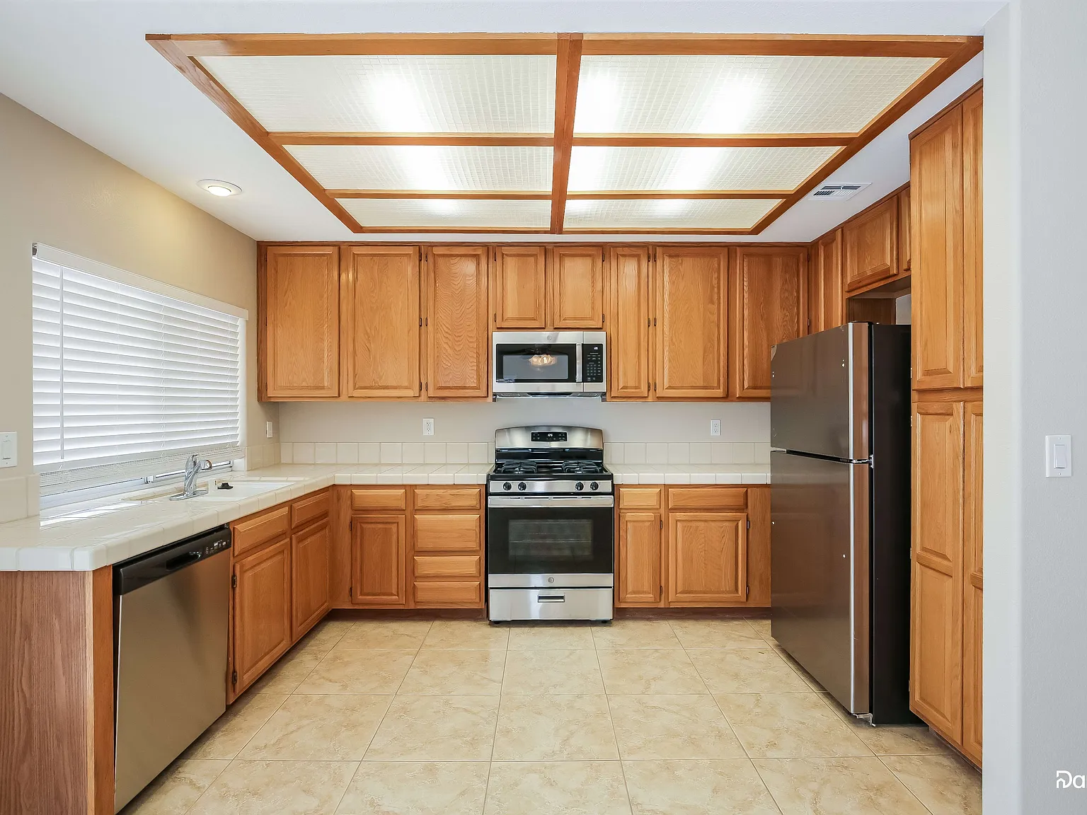 3 bed, 2.0 bath, 1608 sqft, $2,035 — Photo 2