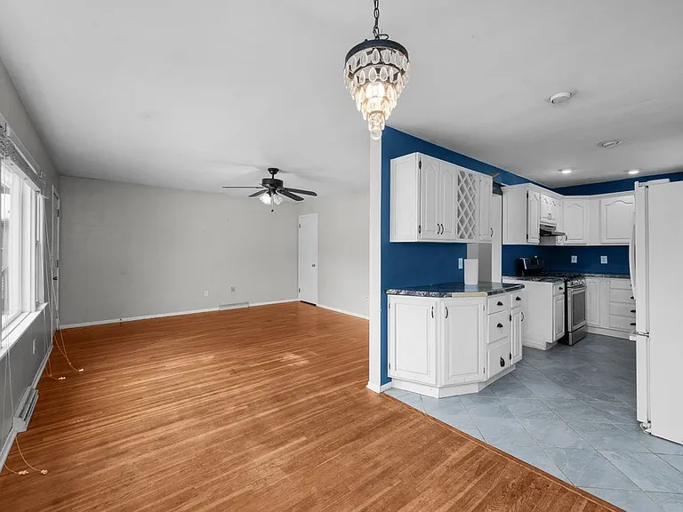 1815 Cody St — Photo 7