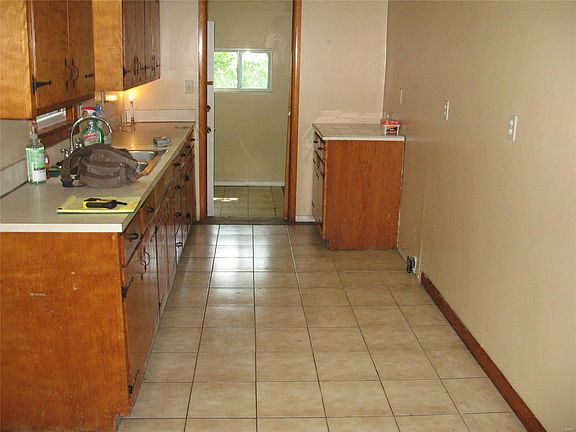 4th image of 320 Tower Dr