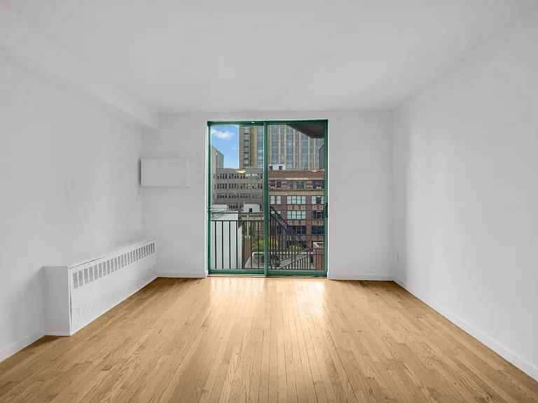 220 E 22nd St #4E — Photo 1