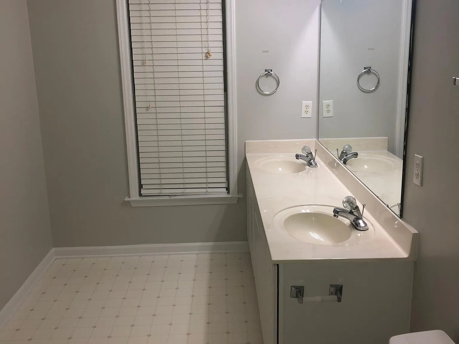 3 bed, 1300 sqft, $2,045 — Photo 2
