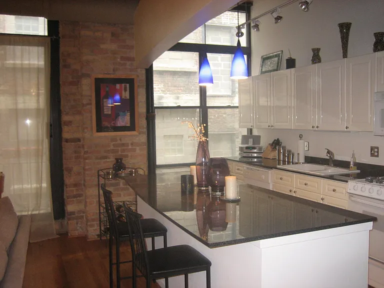 375 W Erie St #321 — Photo 2