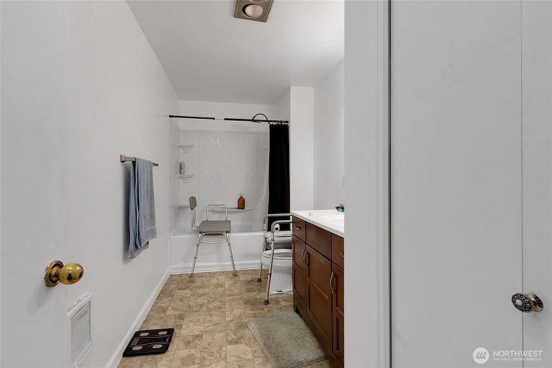 5th image of 2107 D Street SE