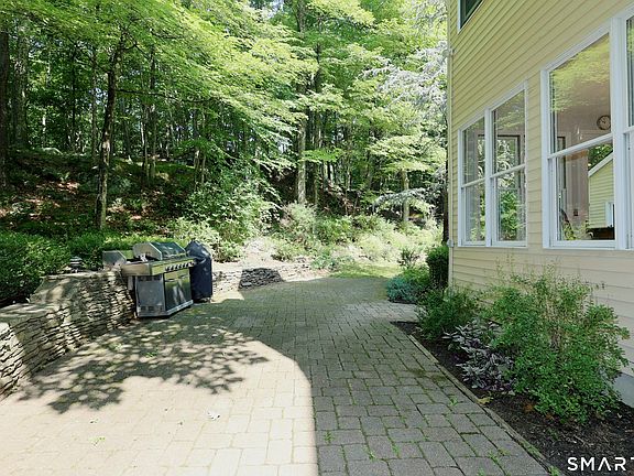 5th image of 123A Peaceable Street
