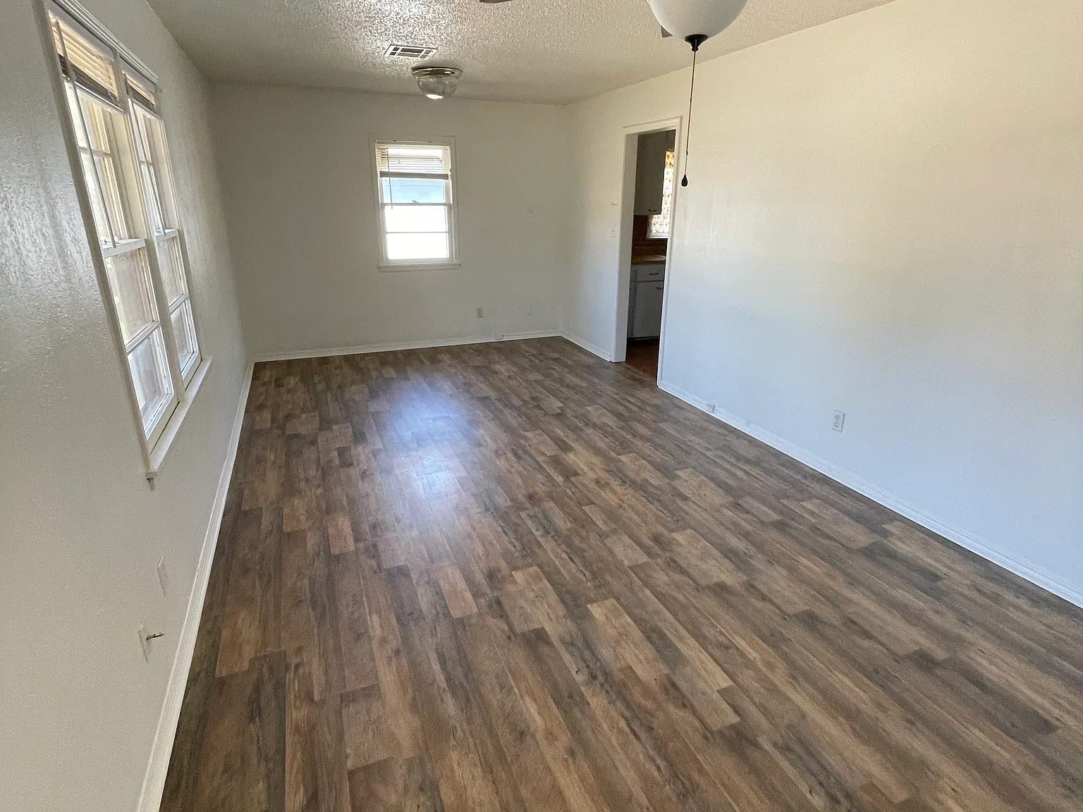 3 bed, 920 sqft, $1,050 — Photo 2