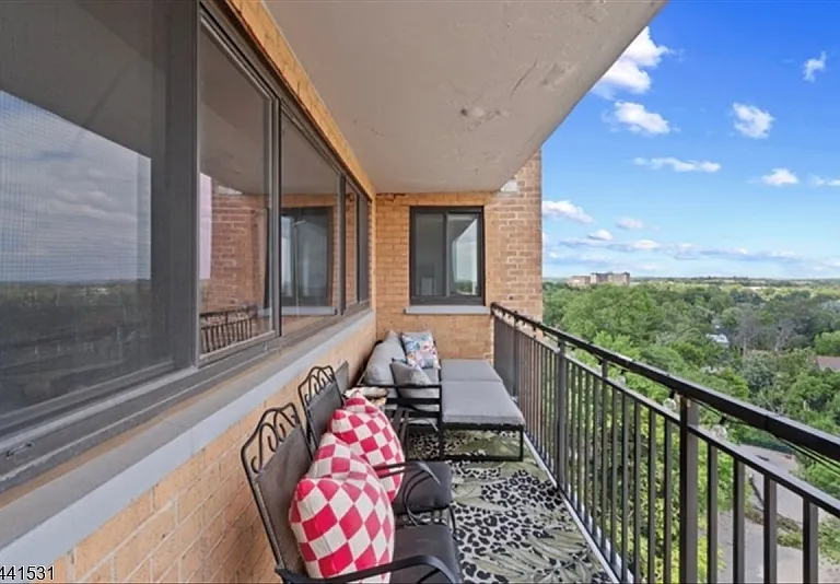 60 Parkway Dr E — Photo 18