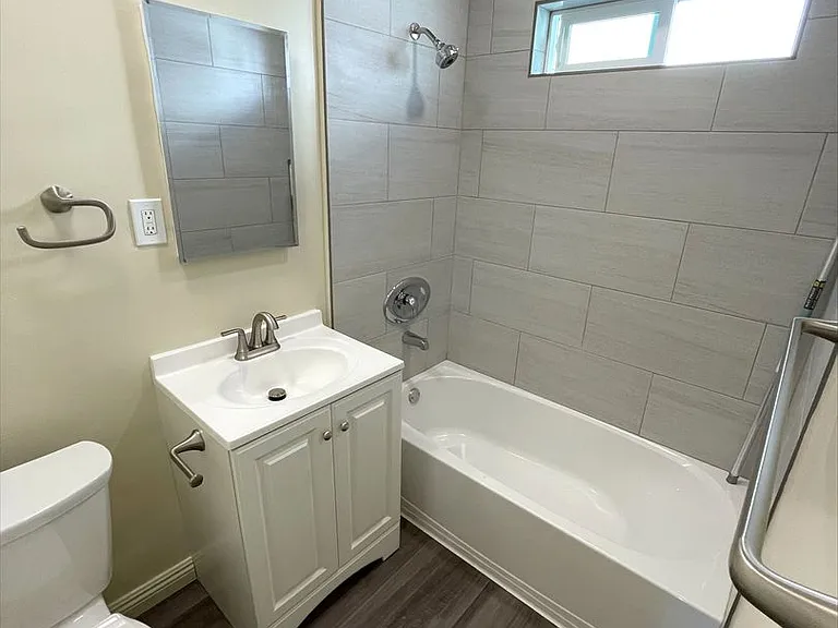 219: 1520 E 2nd St. — Photo 12
