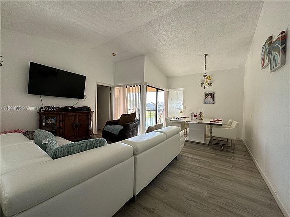 3rd image of 1190 Washington Cir #1190I