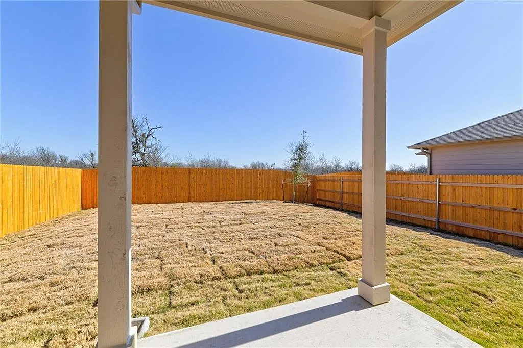 4 bed, 2.5 bath, 2381 sqft, $2,195 — Photo 4