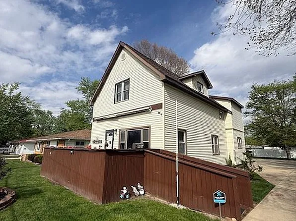 1012 S 6th St, Mattoon, IL 61938