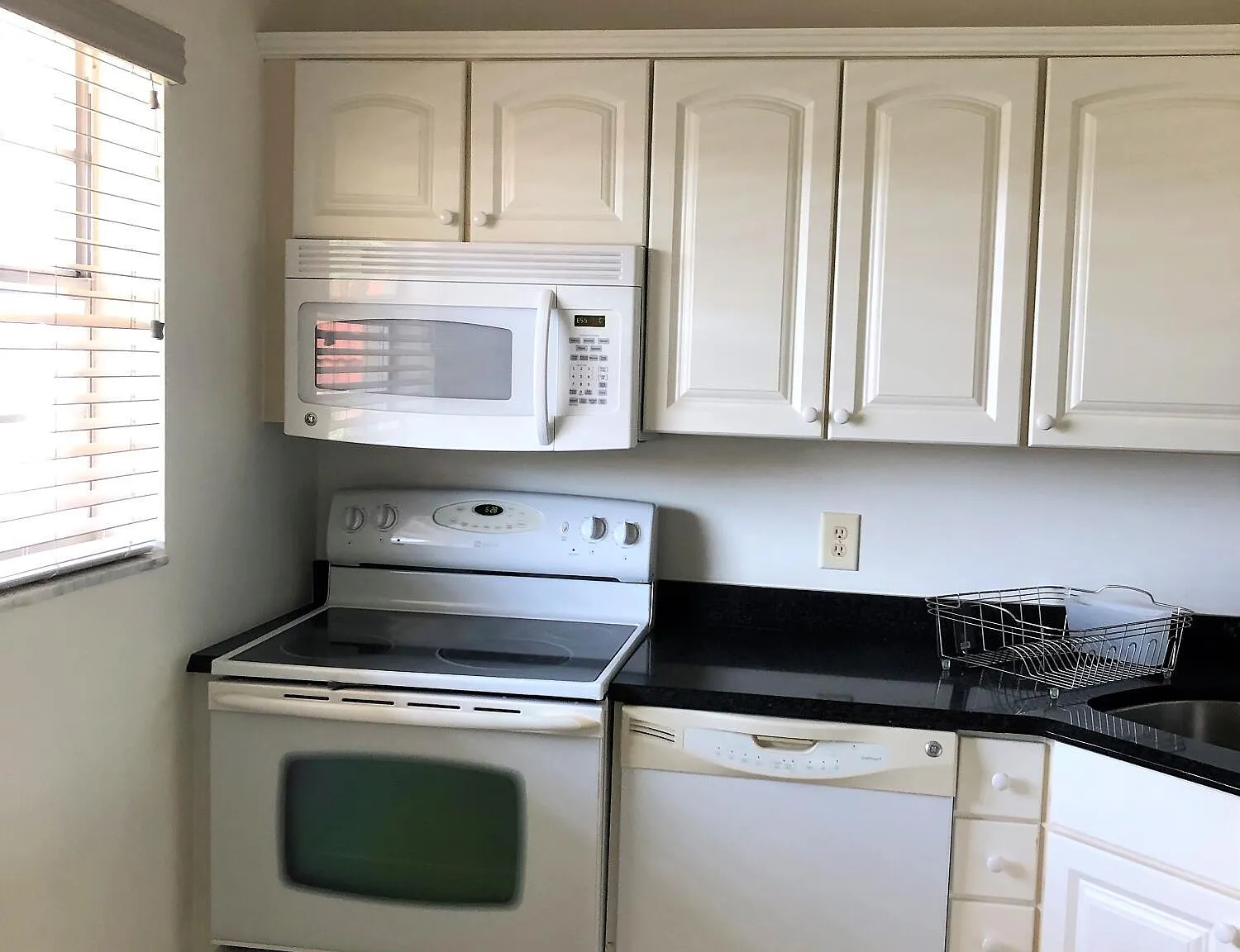 1 bed, 1.5 bath, 660 sqft, $1,950 — Photo 3