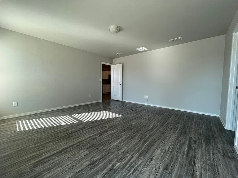 2140 N Texas Ave — Photo 8