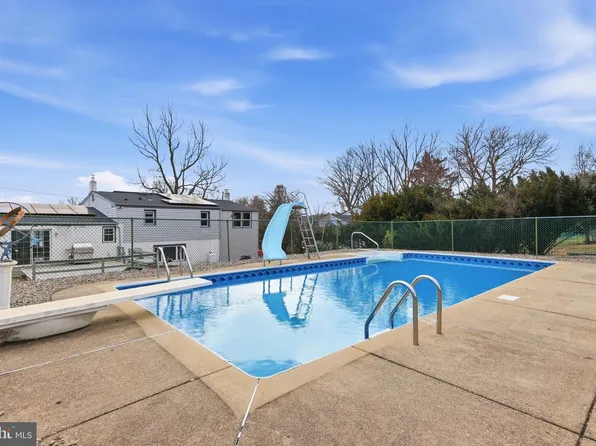 95 Longview Dr, Holland, PA 18966