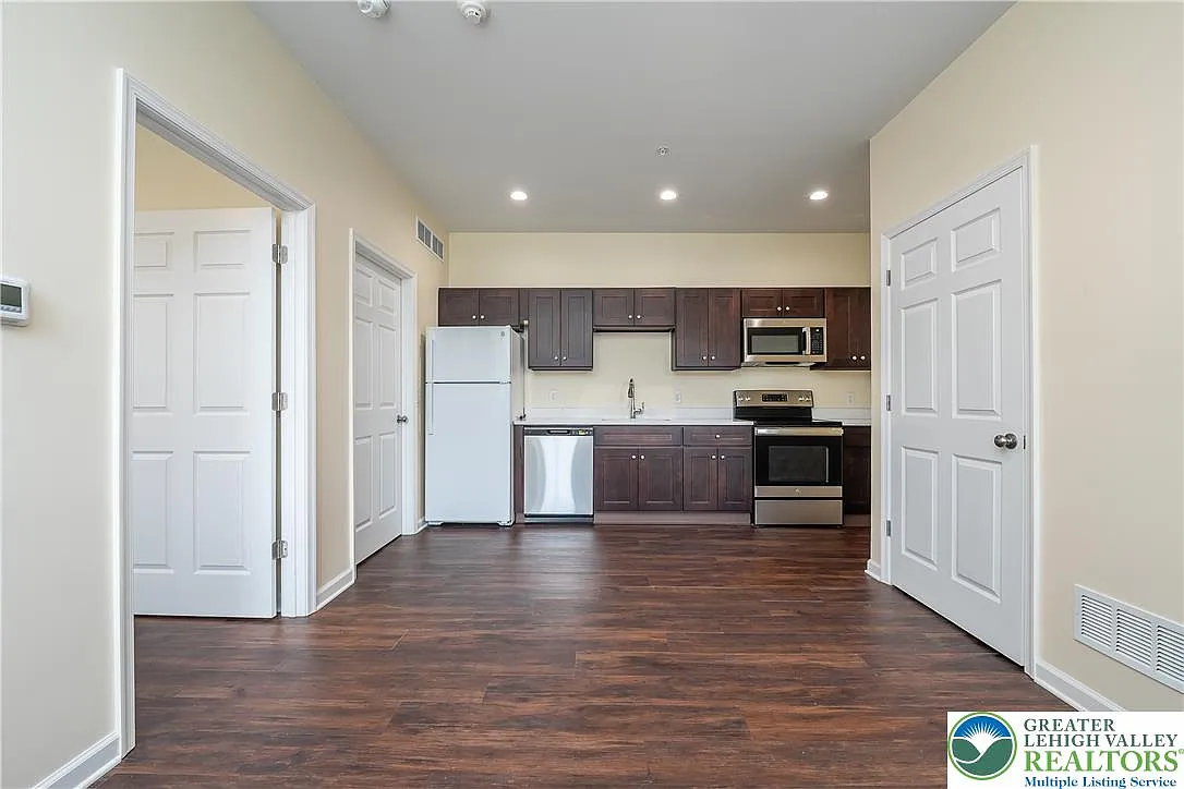 1 bed, 8500 sqft, $1,400 — Photo 3