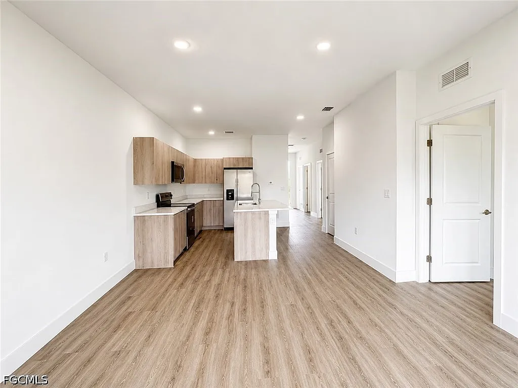3 bed, 2.0 bath, 1084 sqft, $1,699 — Photo 3