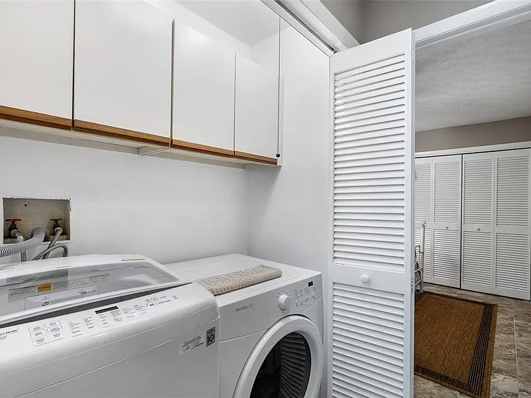 11520 Galleria Dr — Photo 27