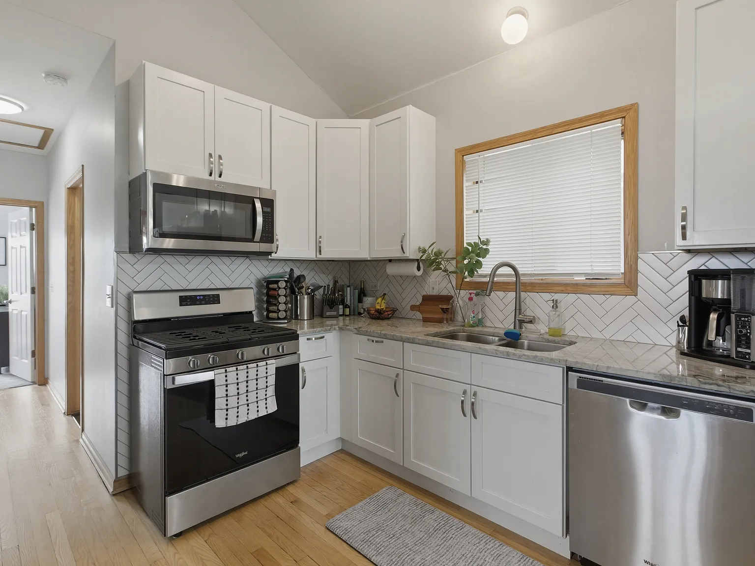 3 bed, 2.0 bath, $3,400 — Photo 3