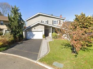 88 Crystal Ct, Hewlett, NY 11557