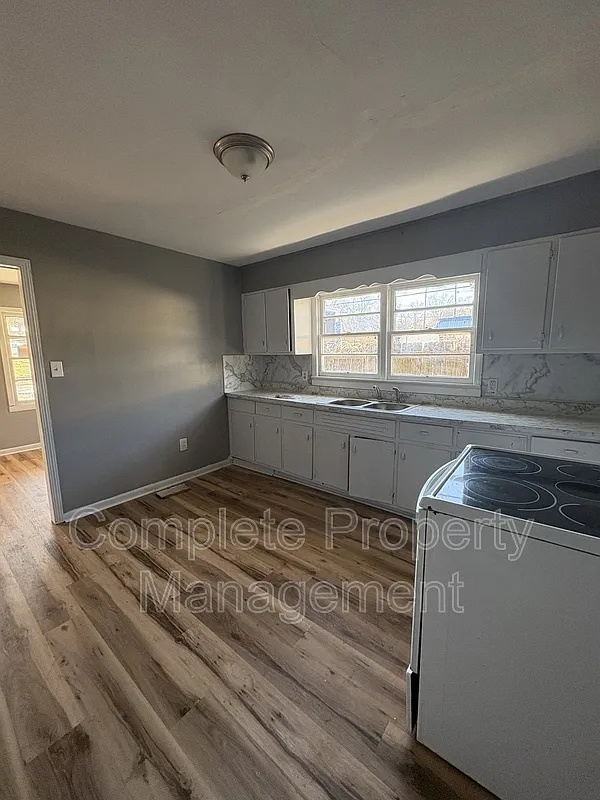 3 bed, 1.5 bath, 1042 sqft, $1,050 — Photo 2