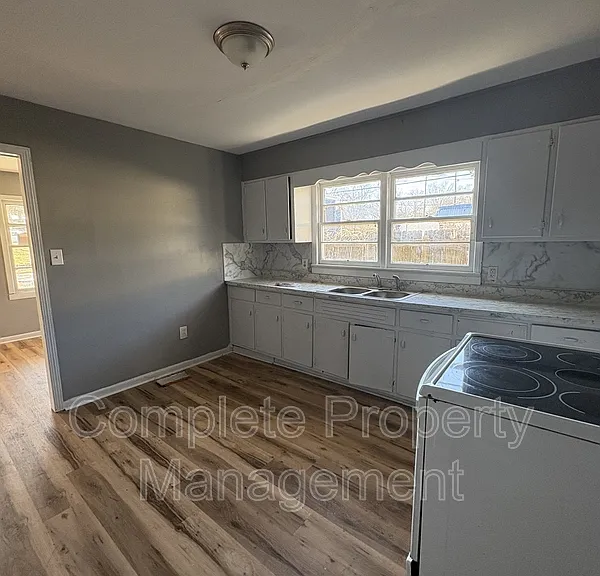 808 Fairfax Ave — Photo 2