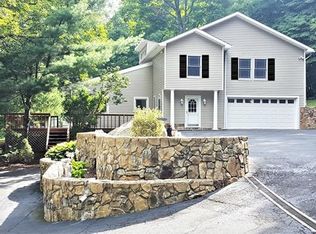 6 Lakeview Ter, Sandy Hook, CT 06482