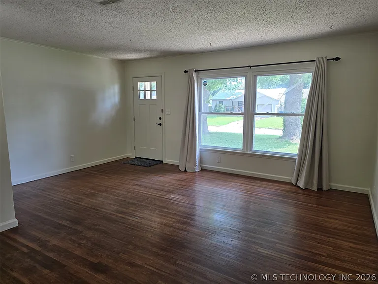 237 E 45th Pl — Photo 5