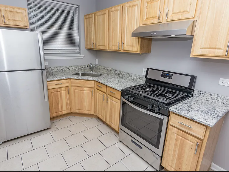 1131 E 79th Pl — Photo 3