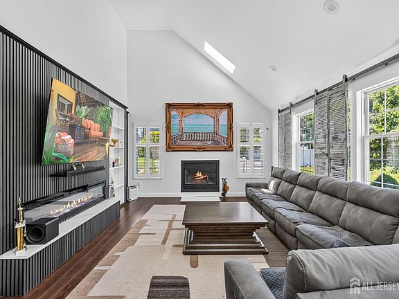 3rd image of 51 Canterbury Dr