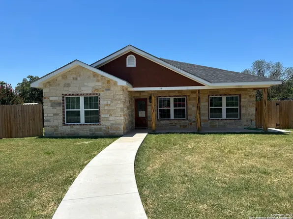 9 Victoria Pl, Uvalde, TX 78801