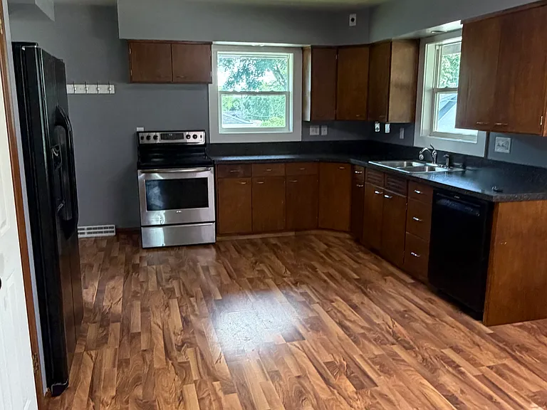 1930 Floraview Dr — Photo 2