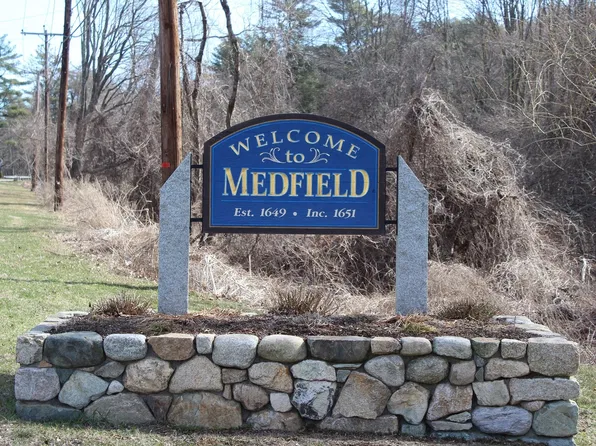 18 Hearthstone Dr, Medfield, MA 02052